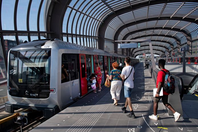 Reizigers stappen in de metro bij station Amsterdam-Noord.