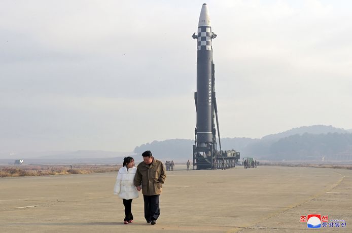 Il leader nordcoreano Kim Jong Un e sua figlia, di cui non si conoscono l'età e il nome