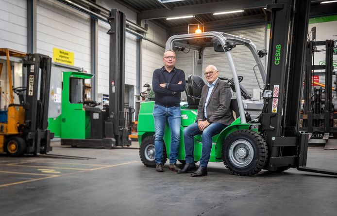 Bart en Jan Sanders op een Italiaanse heftruck in hun bedrijfshal in Helmond.