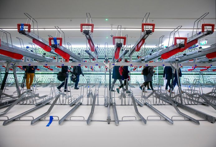 Nieuwe ondergrondse fietsenstalling bij Den Haag Centraal station.