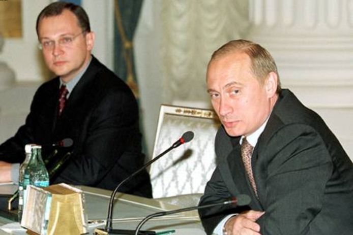 Sergej Kiriënko (links) in zijn begindagen als medewerker van de Russische president Vladimir Poetin in juni 2000.