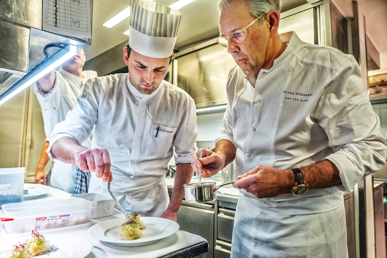 Floris Van Der Veken (l.) en Peter Goossens brengen de laatste toetsen op het bord aan. Beeld Tim Dirven