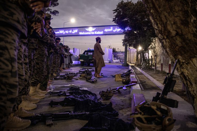 Talibanstrijders bidden in Afghanistan. De radicale groep nam in 2021 het hele land over na de terugtrekking van de VS-troepen.   Beeld NYT