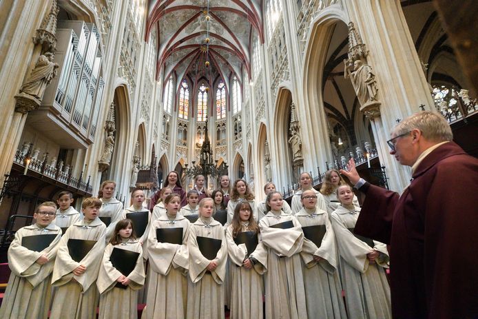 Waardering voor inzet bij Schola Cantorum Parochiepenning voor