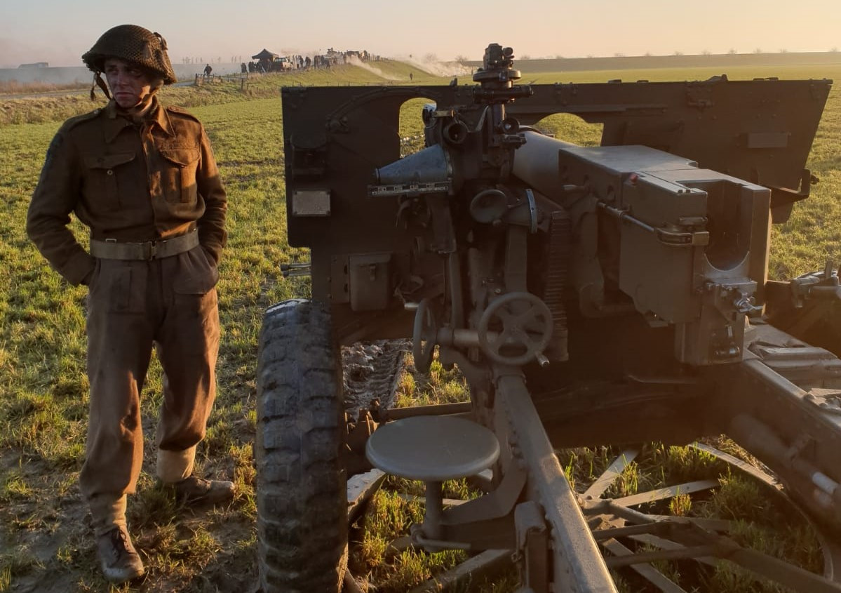 Bart van der Veen uit Hoogerheide deed als figurant mee aan de film Slag om de Schelde. Hier staat hij als Canadese soldaat bij een 25-ponder kanon.