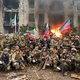 Tsjetsjeense strijders vieren ‘bevrijding’ van Marioepol op brandend puin: ‘Bevel van Poetin om stad te reinigen en te vernietigen volbracht’
