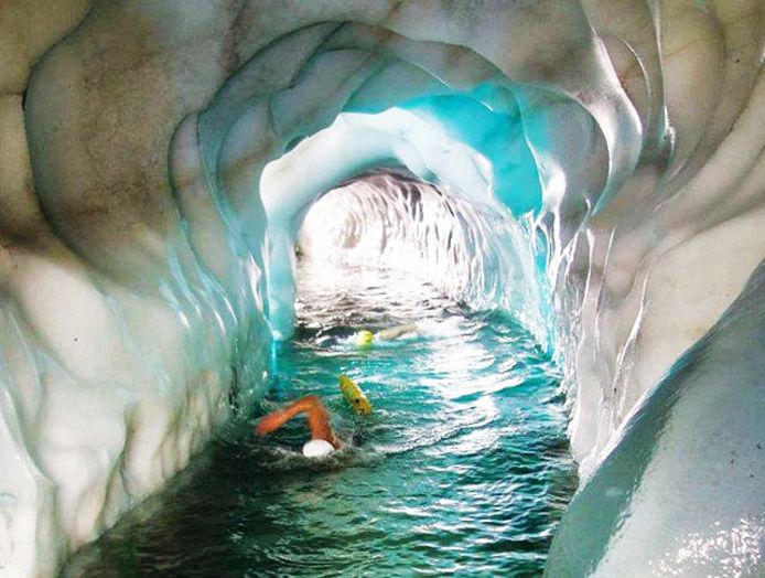 In de Hintertuxer-gletsjer kan je zwemmen onder de skipiste.