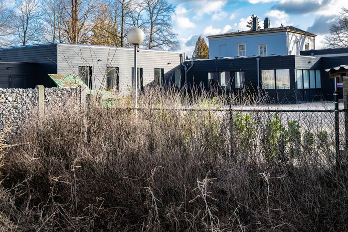 De Oost-Europese arbeidsmigranten die al maandenlang illegaal verblijven in een bedrijfspand aan de Kadijk in Terwolde, moeten volgens curator Jeroen Stekelenburg dit pand zo snel mogelijk verlaten. De huurovereenkomst die vorig jaar is afgesloten met het ‘zorgbedrijf’ dat deze arbeidsmigranten hier heeft gehuisvest, is ontbonden.