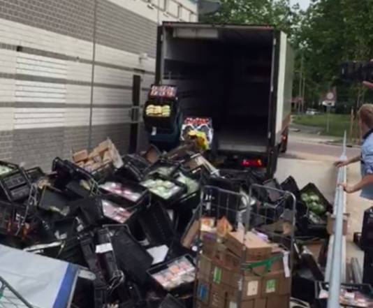 De kratten vallen uit de vrachtwagen bij de Albert Heijn in Meppel.