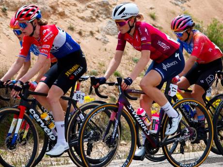Demi Vollering klopt Annemiek van Vleuten in Vuelta en neemt leiderstrui over van Marianne Vos