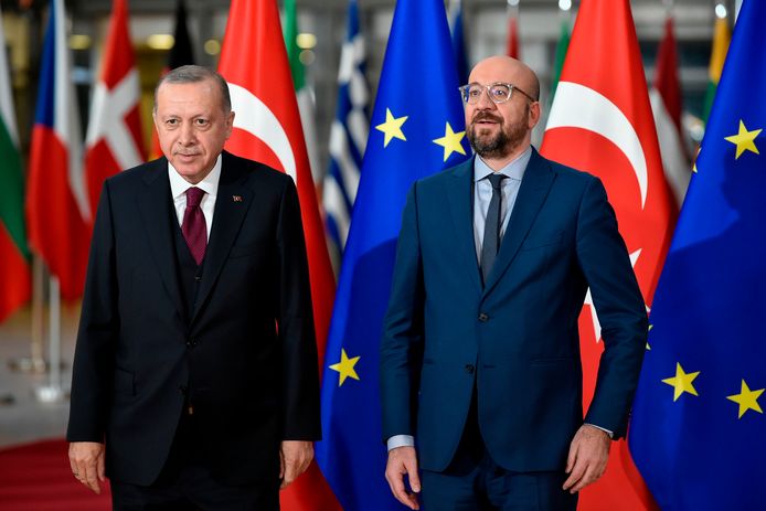 Erdogan (links) met Charles Michel (rechts) op het EU-hoofdkwartier in Brussel.