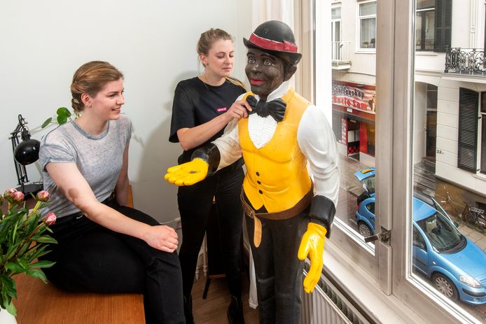 Vormgeefster Lynn Gommans (l) en ethica Eline Buitink bekommeren zich om een nieuw uiterlijk voor de zwarte butler van Coffeeshop Uncle Sam.