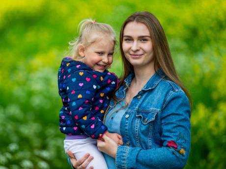 Uit Oekraïne gevluchte Viktoria schrikt van elke knal: ‘Ik ben bij je, zegt mijn dochter dan. Ze is pas 3’