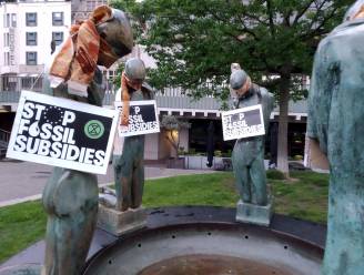 Extinction Rebellion doet standbeelden blinddoek om: “Gedaan met wegkijken van het klimaatprobleem”