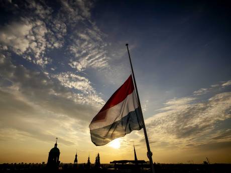 Veteranen bezoeken monument Erehof op Dordtse begraafplaats