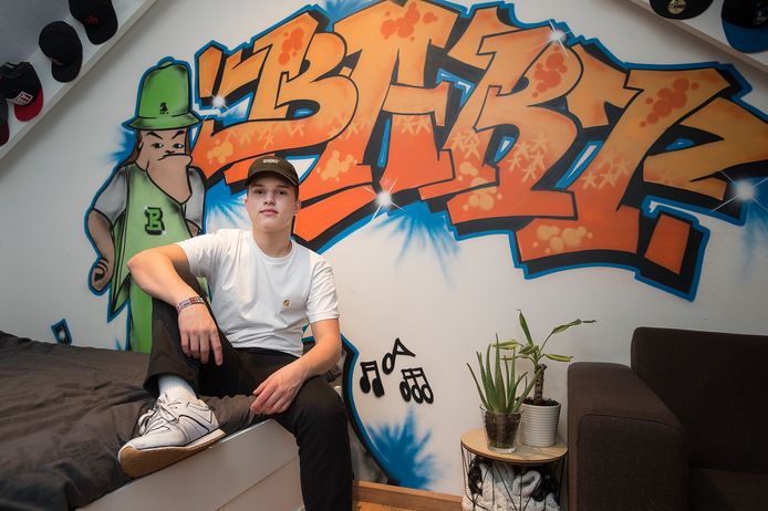 Bart Beerens (15) bij zijn graffitimuur in zijn slaapkamer ‘die altijd netjes is’.