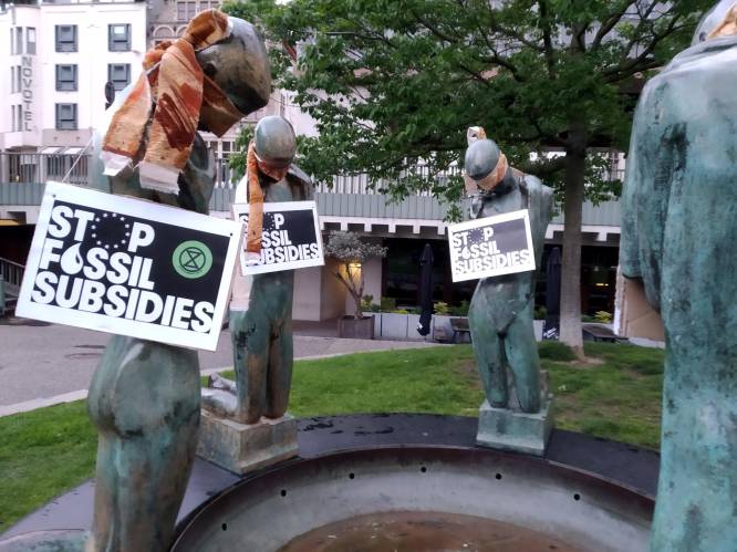 Extinction Rebellion doet standbeelden blinddoek om: “Gedaan met wegkijken van het klimaatprobleem”