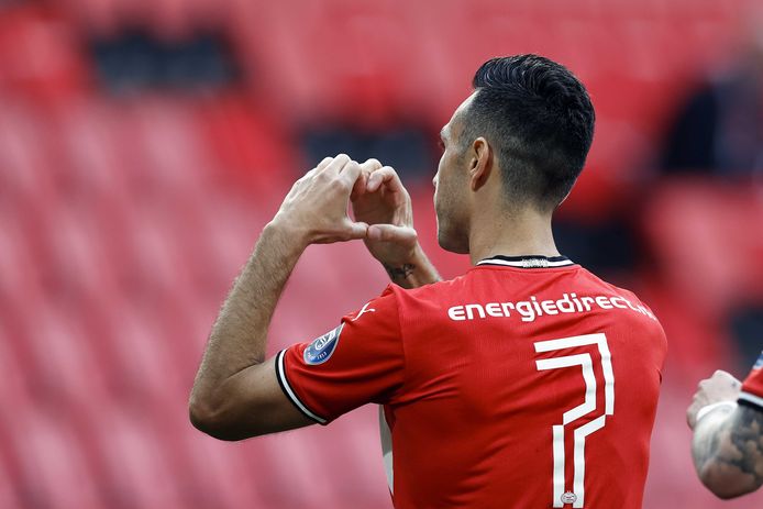 Eran Zahavi vierde de 4-0 van PSV met een emotioneel gebaar aan zijn vrouw Shay.