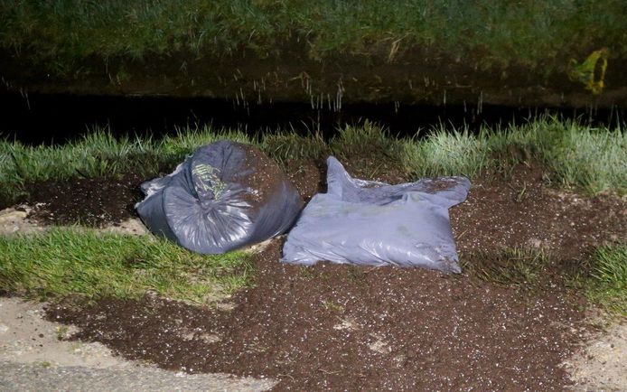 Op de Gementweg tussen Vught en Cromvoirt zijn in de nacht van vrijdag op
zaterdag enkele honderden zakken met hennepafval gedumpt.