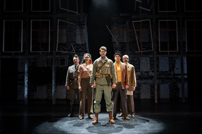 Scène uit de musical Checkpoint Charlie, met Pieter van Nieuwenhuyze , Linda Verstaten, Alex Bergen, Jeffrey Italiaander en Wim van den Driessche.