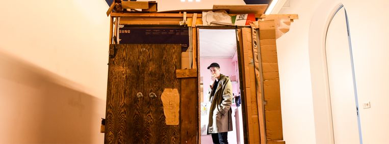 De badkamer van kunstenaar Stijn ter Braak in Galerie Mieke van Schaijk in Den Bosch (6 januari 2022).
 Beeld Jan Mulders