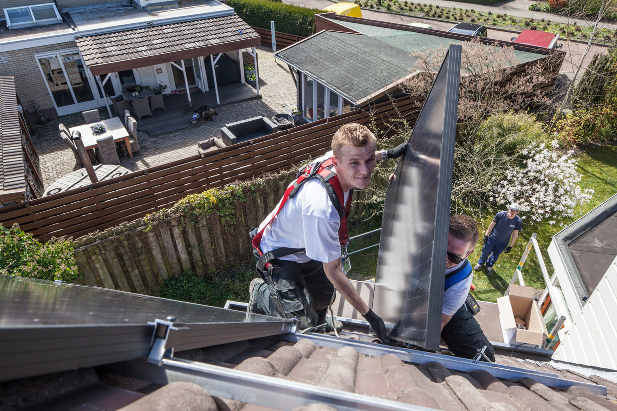 De plaatsing van zonnepanelen op een woning in Zuidwolde, Groningen.  Beeld Harry Cock / de Volkskrant