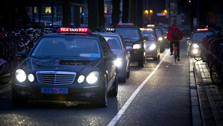 Amsterdam gaat bekijken wat de gevolgen zijn van de proef van taxidienst Uber, waarbij mensen ritjes kunnen maken met particuliere chauffeurs. Beeld anp