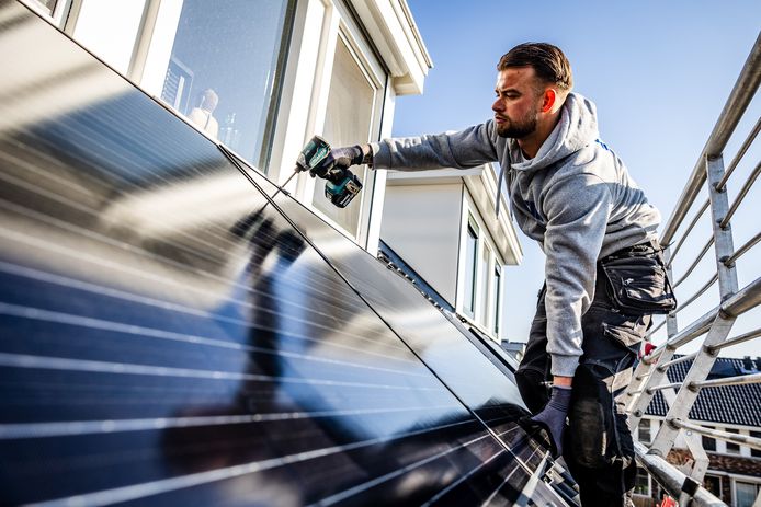 Zonnepanelen leveren op sommige momenten van de dag meer stroom op dan mensen zelf gebruiken, op andere momenten komen we juist stroom tekort en moeten gas- en kolencentrales bijspringen.