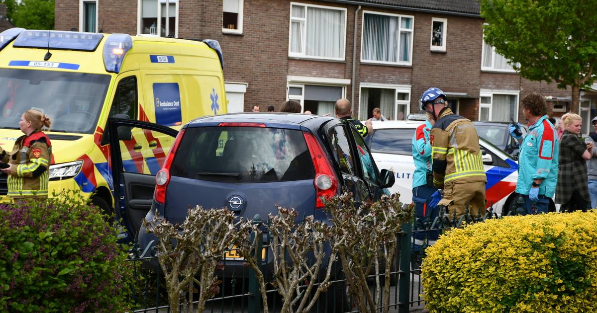 Brandweer haalt twee personen uit auto na ongeval in Vroomshoop.