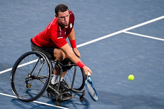 Rolstoeltennisser Joachim Gérard, maandag in het dubbelspel op de Paralympische Spelen in Tokio.