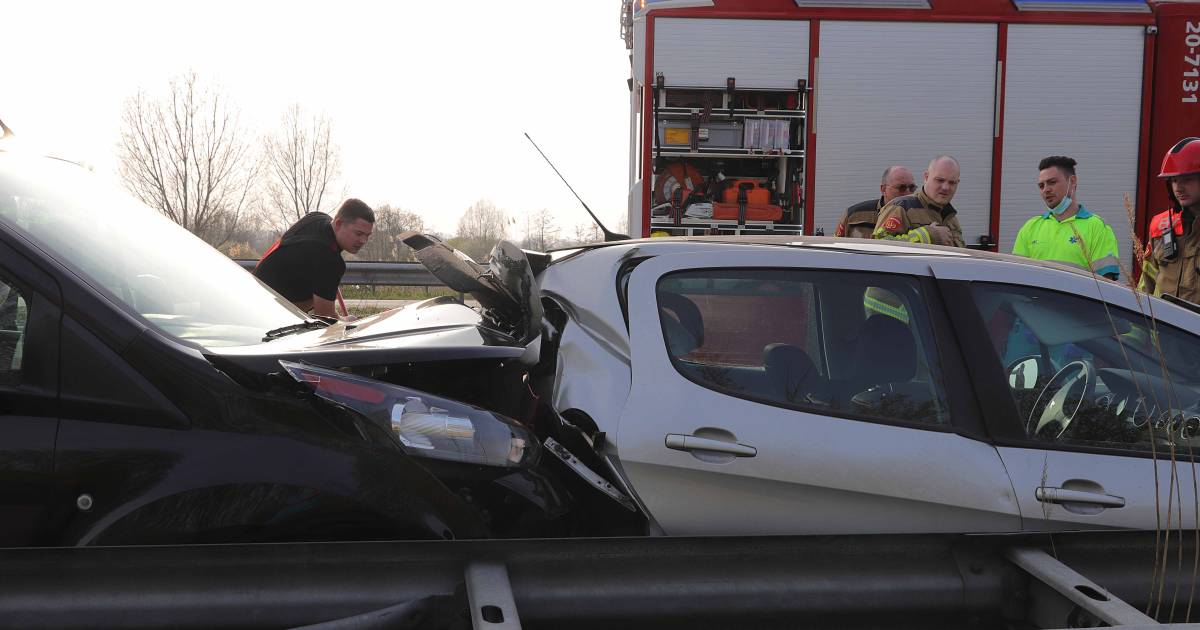 Gewonde bij ongeval met drie autos op Midden-Brabantweg bij Waalwijk.
