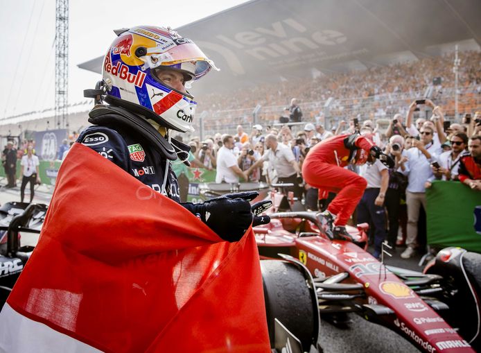 Max Verstappen viert zijn tweede opeenvolgende zege op het circuit van Zandvoort.