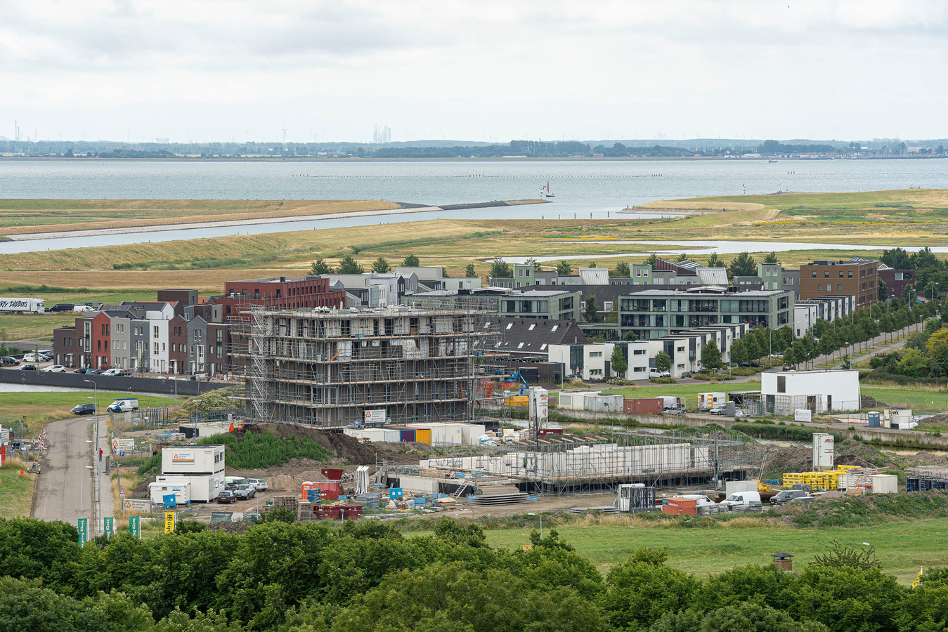 Twee van de drie  appartementsgebouwen in de Zierikzeese Waterwijk in aanbouw.