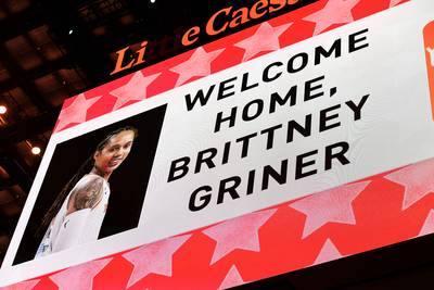 Brittney Griner raakt na vrijlating voor het eerst in tien maanden basketbal aan: “Ze gaat ongelofelijk goed met de situatie om, maar geef haar tijd”