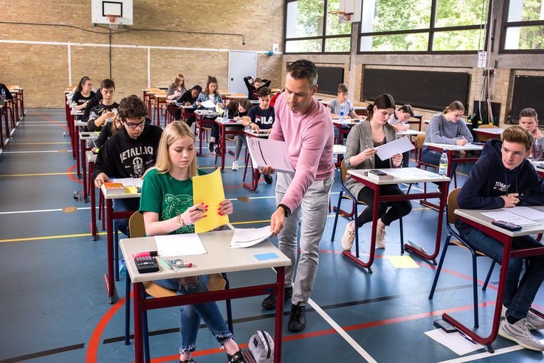 Middelbare scholieren bij de eindexamens in juni. Beeld Novum RegioFoto