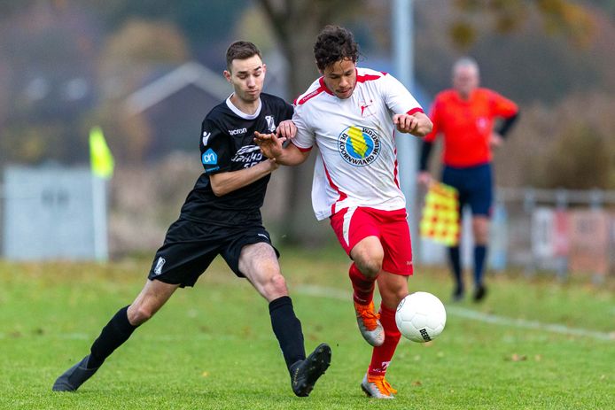 Petar Micic van Sleeuwijk (links) tracht Heukelum-speler Brennan Bieri van de bal te krijgen.