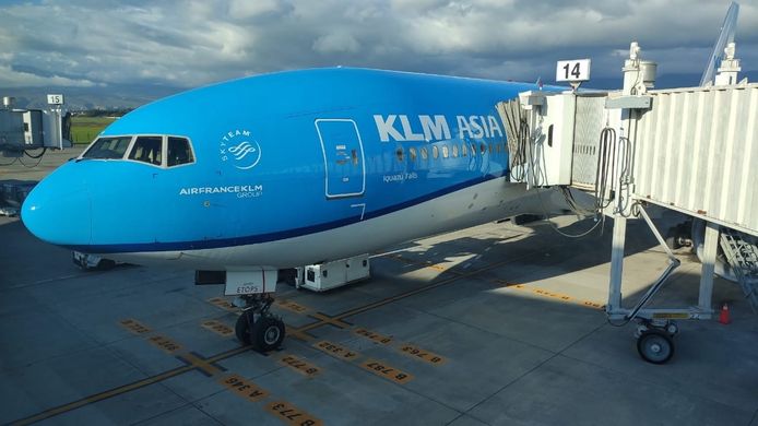 Een KLM-vliegtuig op de luchthaven van Quito. Archiefbeeld.