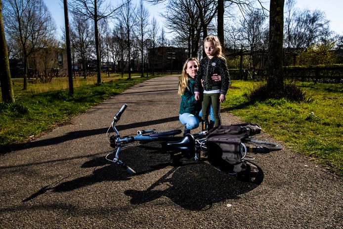 Moeder Kathelijn van Santen en haar dochter Myrthe, op de plek waar het 7-jarige meisje vorige week werd aangereden door een scooter.