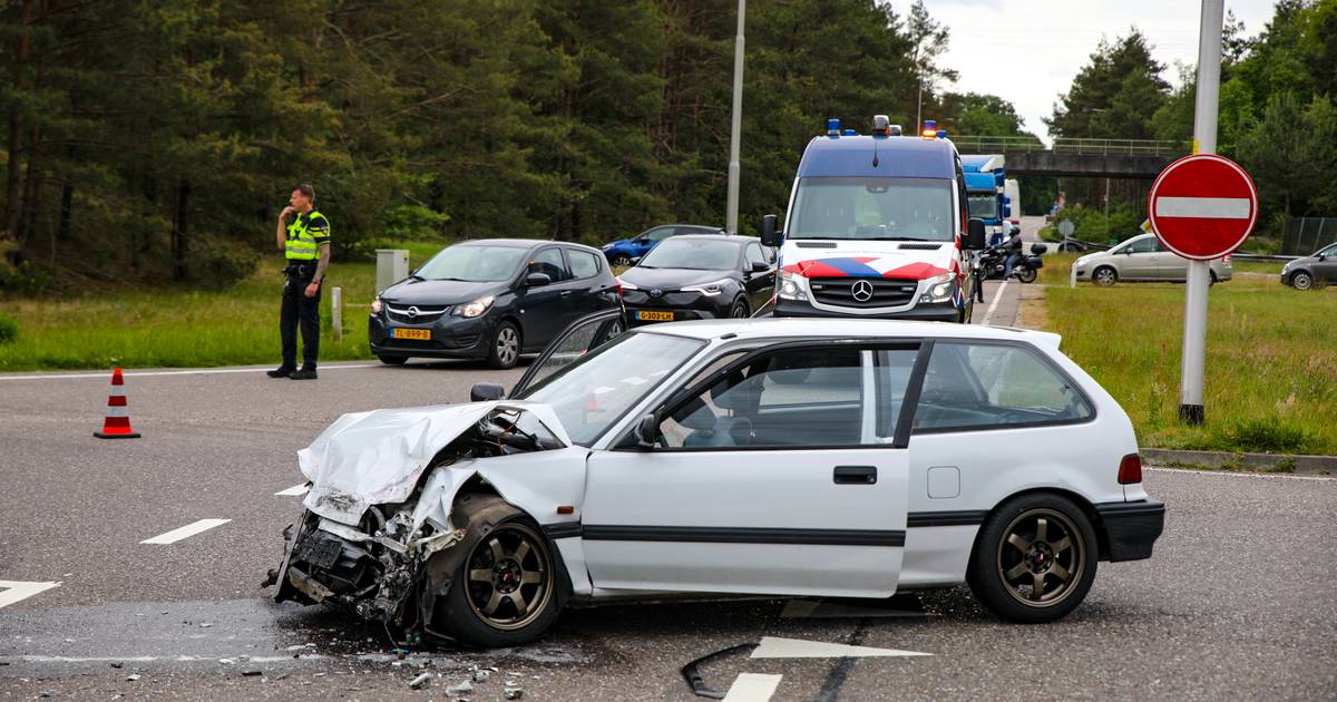 Verkeershinder door flinke botsing, A1 afrit Uddel afgesloten.