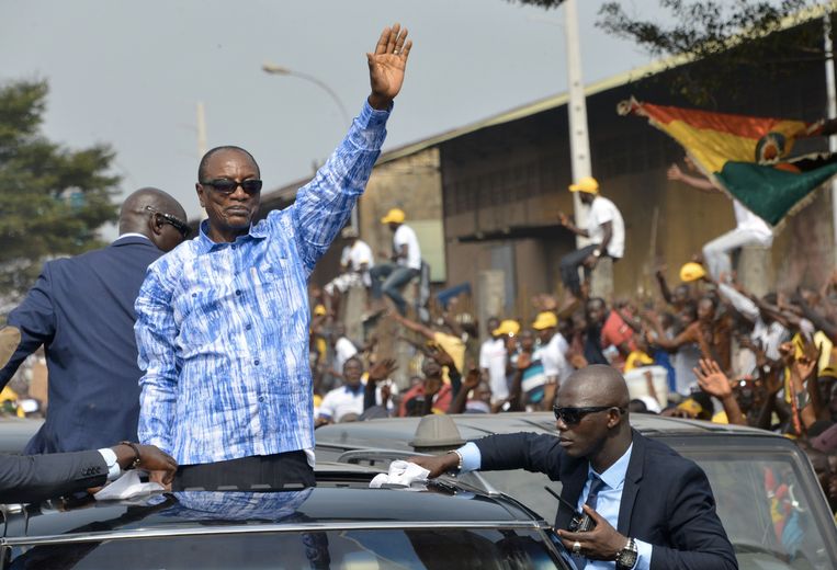 De Guinese president Alpha Condé groet zijn aanhangers in hoofdstad Conakry. Beeld AFP