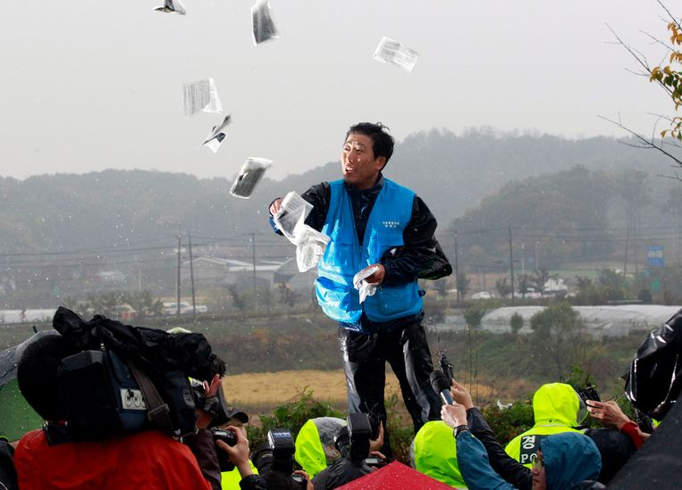 De Noord-Koreaanse vluchteling Park Sang Hak verstuurt vanuit het grensgebied in Zuid-Korea met waterstofballonnen flyers en andere informatiedragers naar het noorden. Noord-Korea gaat nu dezelfde tactiek beproeven met een pamflettenactie in zuidelijke richting.  Beeld AP