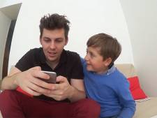 Il drague sur Tinder à l'aide d'un enfant de six ans