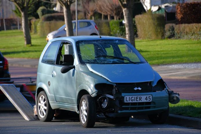 De brommobiel is ernstig beschadigd.
