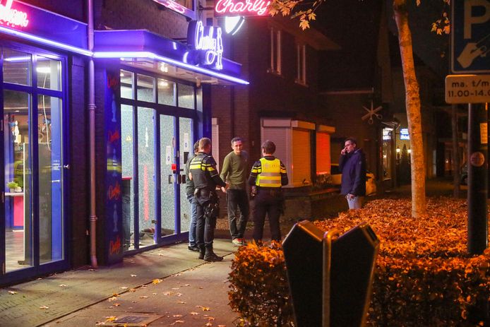 Agenten nemen vrijdag na de overval op de Charly aan de Asselsestraat verklaringen op.