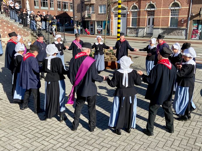 De Sint-Jorisgilde volksdanste zaterdag op het feest voor haar 500-jarig bestaan