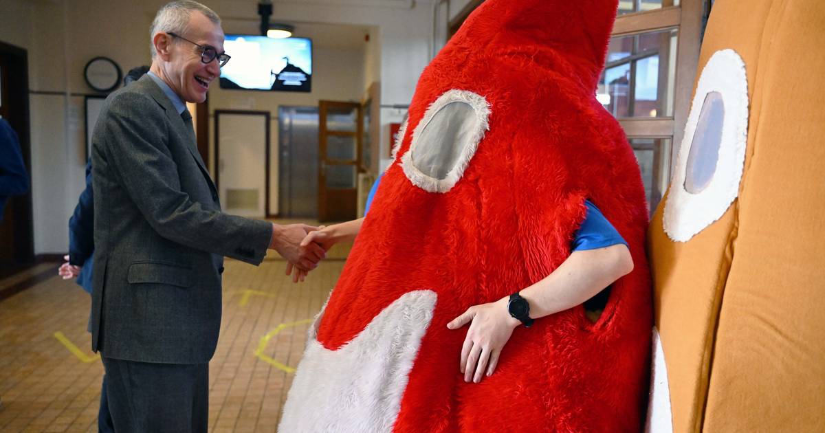 Minister van Volksgezondheid inspecteert de troepen tijdens ...