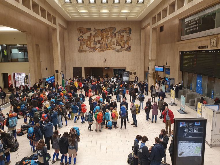 In het Centraal Station in Brussel waren heel wat reizigers gestrand. Het openbaar vervoer  besliste pas op het laatste moment hoe op de aankomende storm te reageren.  Beeld BELGA