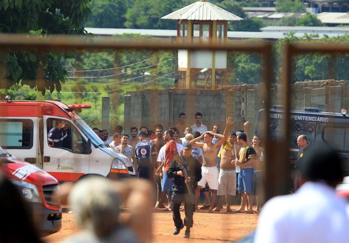 Gevangenen worden door de autoriteiten bewaakt bij de gevangenis van Goia, waar minstens negen doden vielen na hevige rivaliteiten tussen verschillende bendes.