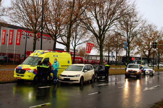 Een ambulance en een auto botsten vanochtend op de Kayersdijk in Apeldoorn.