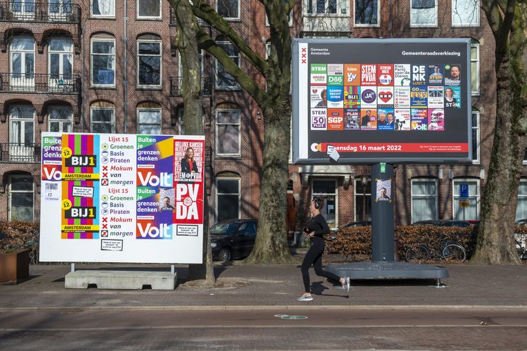 Posters van lokale partijen voor de gemeenteraad en de stadsdeelcommissies op het s-Gravesandeplein.  Beeld Sabine Joosten/ANP
